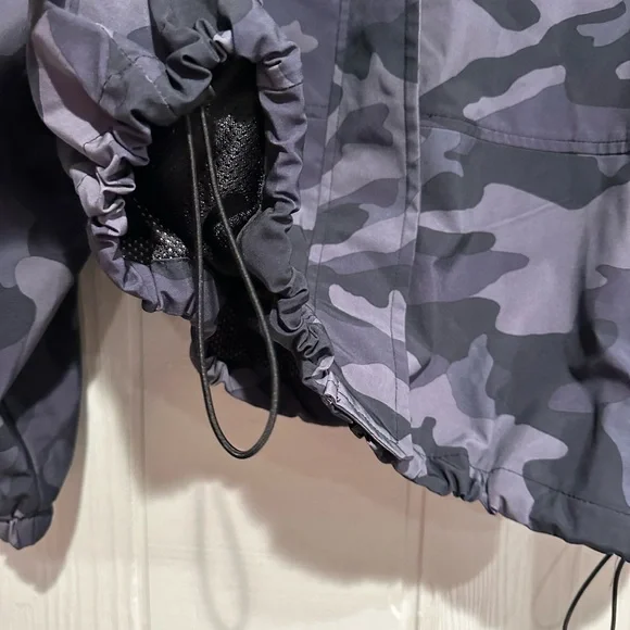 Old Navy Lightweight Water Resistant Jacket - Picture 4 of 10